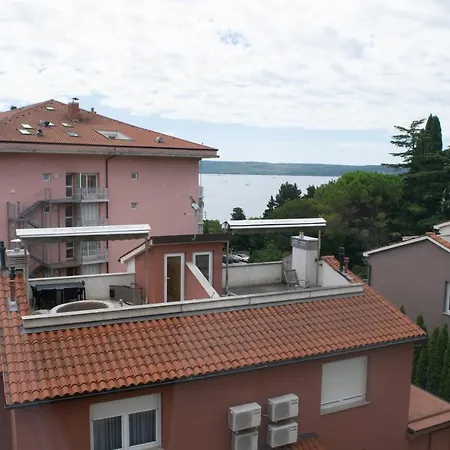 Bed & Breakfast Pocitniski Dom /