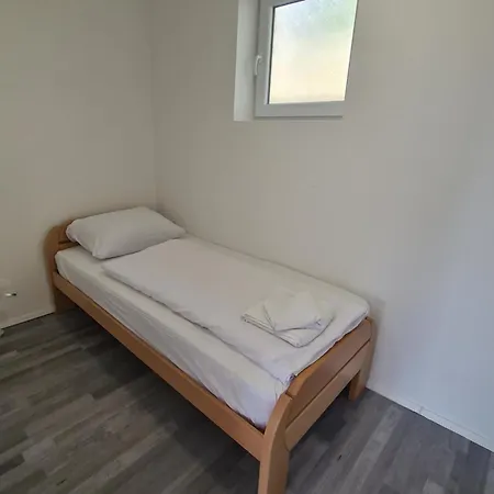 Bed & Breakfast Pocitniski Dom /