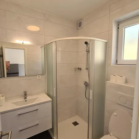 Bed & Breakfast Pocitniski Dom / *
