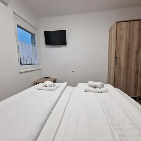 Oda ve Kahvaltı Pocitniski Dom /